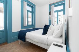 um quarto com uma cama grande e detalhes em azul em Des Arts em Amarante