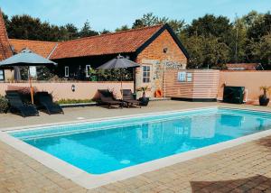 una piscina di fronte a una casa di Apple Mount Retreat a Lavenham