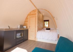 una camera con letto e cucina di Apple Mount Retreat a Lavenham