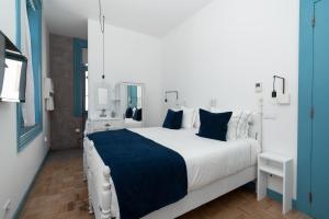 Uma cama ou camas num quarto em Des Arts