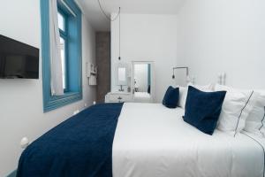 アマランテにあるDes Artsのベッドルーム1室(大型ベッド1台、青と白の枕付)
