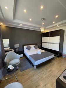 Ami Residence Bucharest Airport,Therme&FREE PARKING Otopeni客房内的一张或多张床位