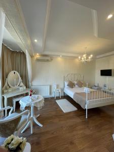 1 dormitorio con cama, mesa y espejo en Ami Residence Bucharest Airport,Therme&FREE PARKING Otopeni en Otopeni