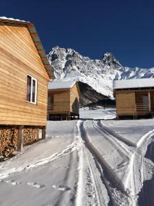 Ushba Cottages om vinteren