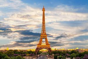 - une vue sur la tour Eiffel au coucher du soleil dans l'établissement Appartement Sympa entre Paris et Disneyland, à Noisy-le-Grand