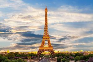 a view of the eiffel tower at sunset at Appartement Sympa entre Paris et Disneyland in Noisy-le-Grand