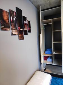 1 dormitorio con fotos colgadas en la pared en Departamento - Salta Capital sm - Edificio Usina en Salta