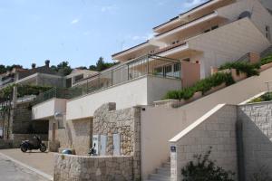 un edificio con escaleras y plantas a un lado en Apartments Margaretic en Dubrovnik
