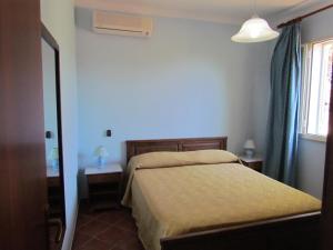 1 dormitorio con cama y ventana en Residence Villalba, en Lampedusa