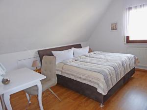 グロヴェにあるBaltiqueのベッドルーム1室(ベッド1台、テーブル、デスク付)