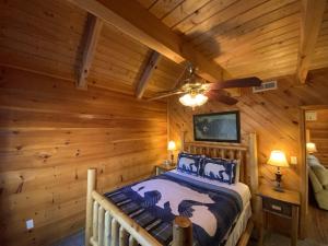 1 dormitorio con 1 cama en una cabaña de madera en Misty Mountain Cabin en Gatlinburg