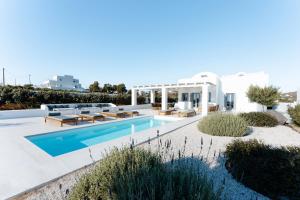 Bazén v ubytovaní Philosophia Luxury Villa alebo v jeho blízkosti