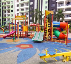 un parque infantil con tobogán y tobogán en Ipoh Homestay - Manhattan Condominium with Water Park & Leisure Facilities en Ipoh