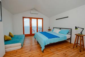 - une chambre avec un lit bleu et une fenêtre dans l'établissement SunSeoce Apartments, à Budva