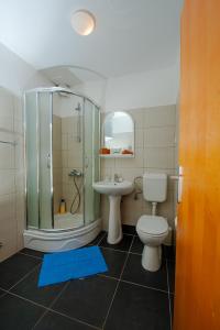 La salle de bains est pourvue d'une douche, de toilettes et d'un lavabo. dans l'établissement SunSeoce Apartments, à Budva