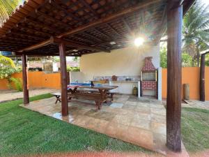 una mesa de picnic bajo un pabellón en un patio en Fabulous 5 bedroom villa in Japaratinga, en Japaratinga