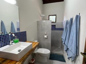 łazienka z białą umywalką i toaletą w obiekcie Fabulous 5 bedroom villa in Japaratinga w mieście Japaratinga +19 zdjęć