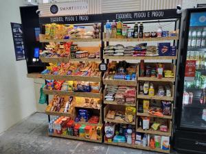 una tienda de comestibles con comida y bebida en Studio Silvia, en São Paulo