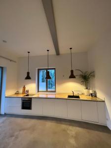 een lege keuken met een aanrecht en een raam bij Historisches Designer Loft in Essen