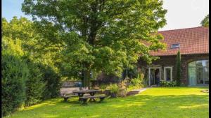 un tavolo da picnic nel cortile di una casa di Historisches Designer Loft a Essen