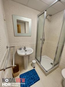ein Bad mit einem Waschbecken und einer Dusche in der Unterkunft Beautiful appartment Mijas Costa in Mijas