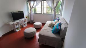 uma sala de estar com um sofá e uma televisão de ecrã plano em Rinconcito de Jujuy em San Salvador de Jujuy