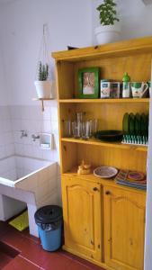 uma cozinha com um lavatório e uma bancada em Rinconcito de Jujuy em San Salvador de Jujuy