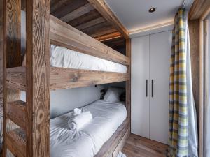 a couple of bunk beds in a room at Appartement XXL familial à Courchevel, skis aux pieds, balcons, parking - FR-1-562-60 in Courchevel +3 photos