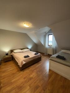 Postel nebo postele na pokoji v ubytování Restauracja Zacisze Leśne Noclegi