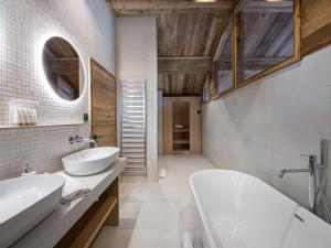 ein Badezimmer mit zwei Waschbecken und einer Badewanne in der Unterkunft Appartement Courchevel 1550, 6 pièces, 8 personnes - FR-1-562-63 in Courchevel