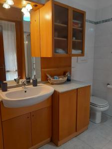 y baño con lavabo y aseo. en Milano Linate Airport Apartment, en Peschiera Borromeo