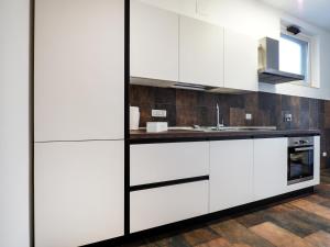 a kitchen with white cabinets and a sink at Rosa Bianca - 5 minuti dal Centro con Giardino e Parcheggio Privato in Perugia