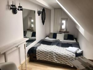 1 dormitorio con 2 camas y escalera en Domek w Karkonoszach, en Karpacz