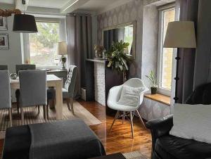 a living room with a table and a dining room at Domek w Karkonoszach in Karpacz