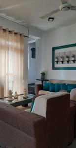Cinnamon Apartment Panadura في بانادورا: غرفة معيشة مع كنبتين وأريكة