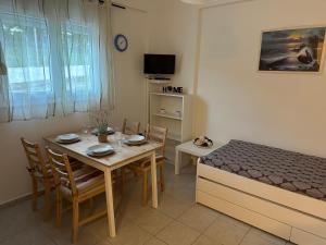 Μια τηλεόραση ή/και κέντρο ψυχαγωγίας στο APARTMENTS 4 YOU