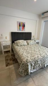 1 dormitorio con cama, mesita de noche y mesa en Beautiful & bright new studio en Buenos Aires