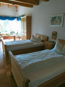 a bedroom with two beds and a window at Landgasthaus Zum Erlengrund in Emskirchen