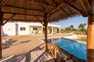 サン・ジョセップ・デ・サ・タライアにあるVilla con piscina Ibiza centroのスイミングプール付きのヴィラの外側の景色を望めます。