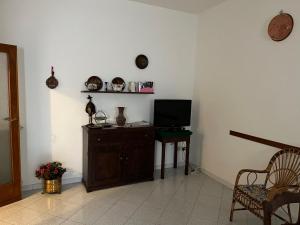 a room with a tv and a table and a chair at Le Scalette in Castelvecchio Subequo