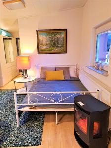 1 dormitorio con 1 cama y chimenea en Apartamento Maria en Kleinheubach