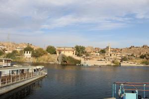 a view of a river with a town in the background at Anhur Nubian Gest House in Naj‘ al Maḩaţţah