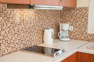 A kitchen or kitchenette at John's Studios Még 37 kép