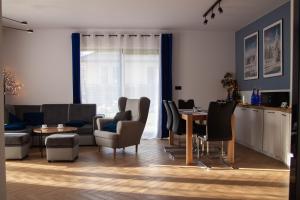 salon ze stołem i krzesłami w obiekcie Apartament rodzinny Słoneczna Sosnówka w mieście Sosnówka