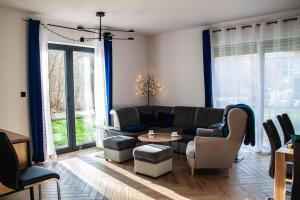 salon z kanapą i stołem w obiekcie Apartament rodzinny Słoneczna Sosnówka w mieście Sosnówka +15 zdjęć