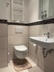 ein Bad mit einem WC und einem Waschbecken in der Unterkunft Sehr zentral, geräumiges, helles Studio-Apartment in Köln