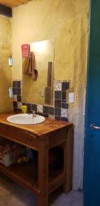 y baño con lavabo y espejo. en Casa cerca del lago en Lago Puelo