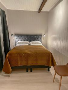una camera con letto con testiera metallica di Villa Gulstua a Røros