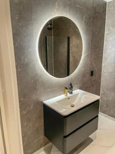 Un baño con un lavabo y un espejo en la pared. en Villa Gulstua, en Røros 3 fotos más