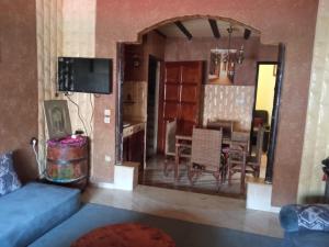 sala de estar con sofá azul y espejo grande en Aya house, en Agadir